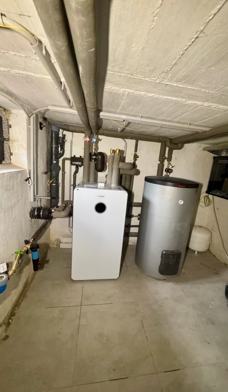 Heizungsanlage mit Speicher und Verrohrung im Keller