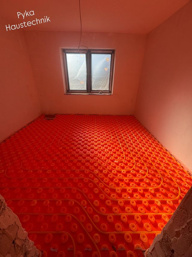 Verlegte Noppenplatten für eine Fußbodenheizung in einem Zimmer
