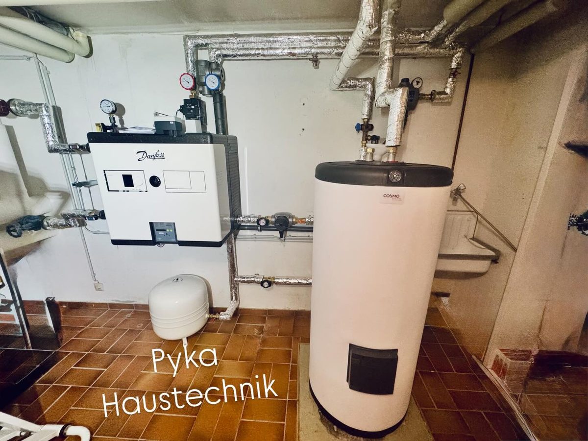 Eingebaute Fernwärme-Übergabestation mit Pufferspeicher im Heizungskeller