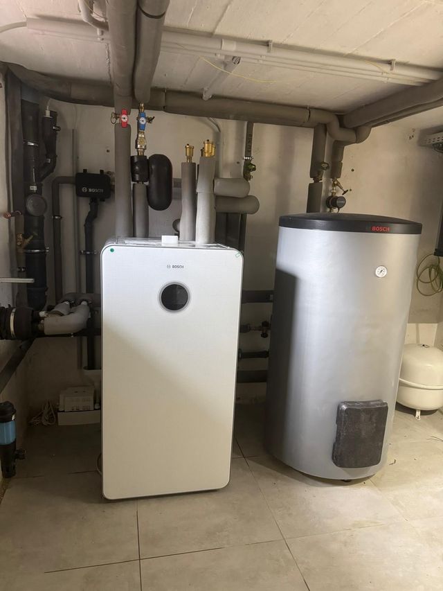 Neue Heizungstechnik mit Speicher und Verrohrung im Keller