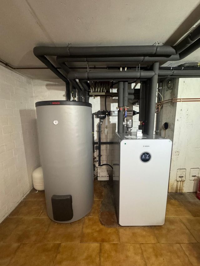 Neue Wärmepumpen-Inneneinheit mit Warmwasserspeicher im Keller