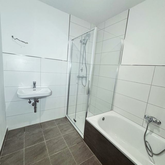 Neu montierte Badewanne mit Duschabtrennung und Armaturen