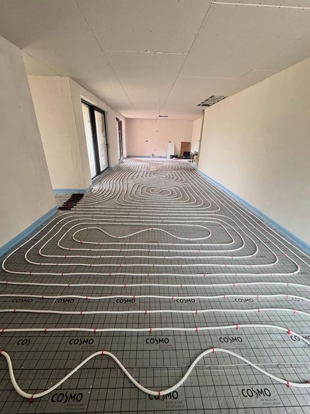 Verlegte Fußbodenheizung in einem Neubau