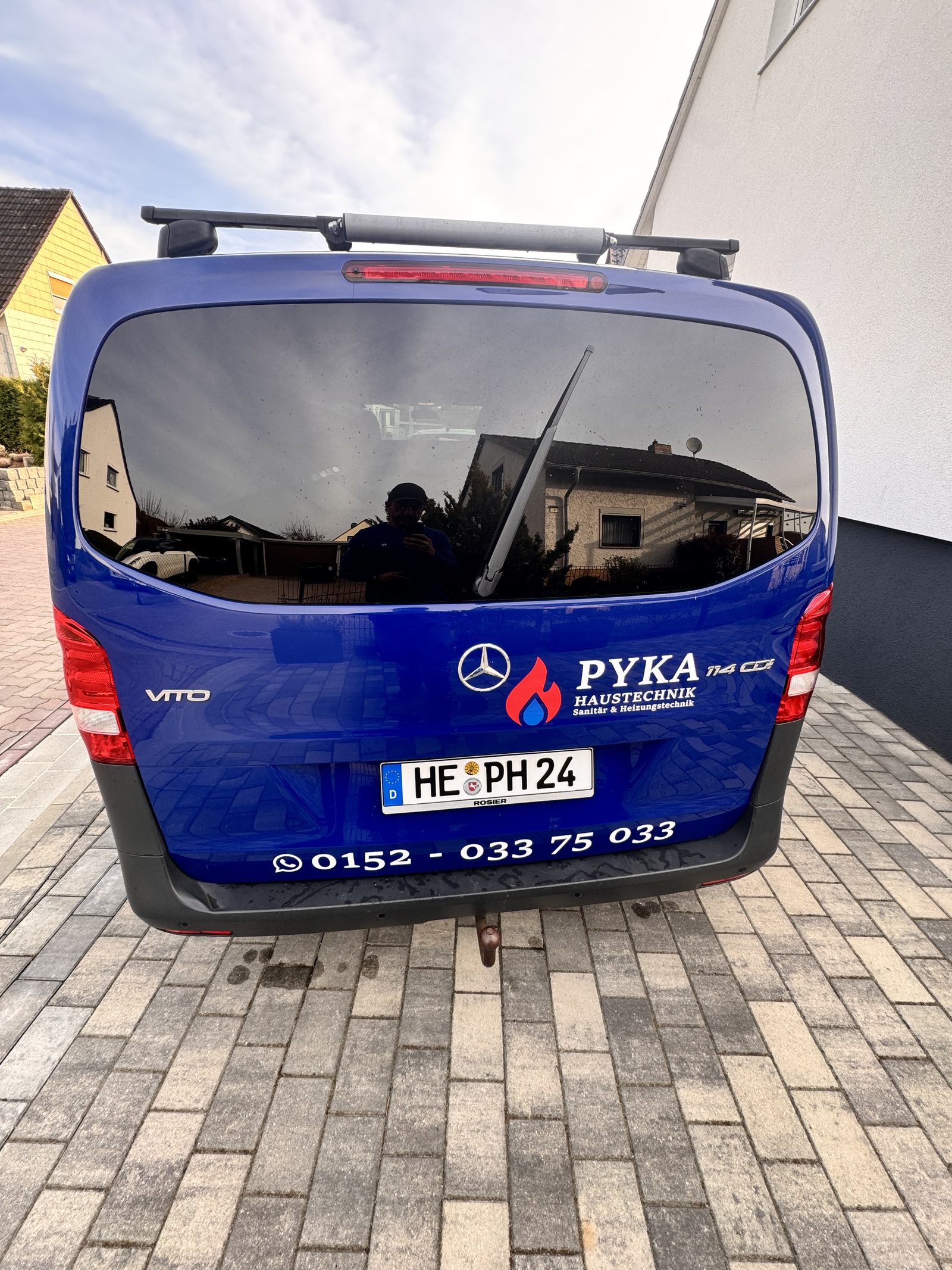 Servicefahrzeug von Pyka Haustechnik mit Firmenbeschriftung